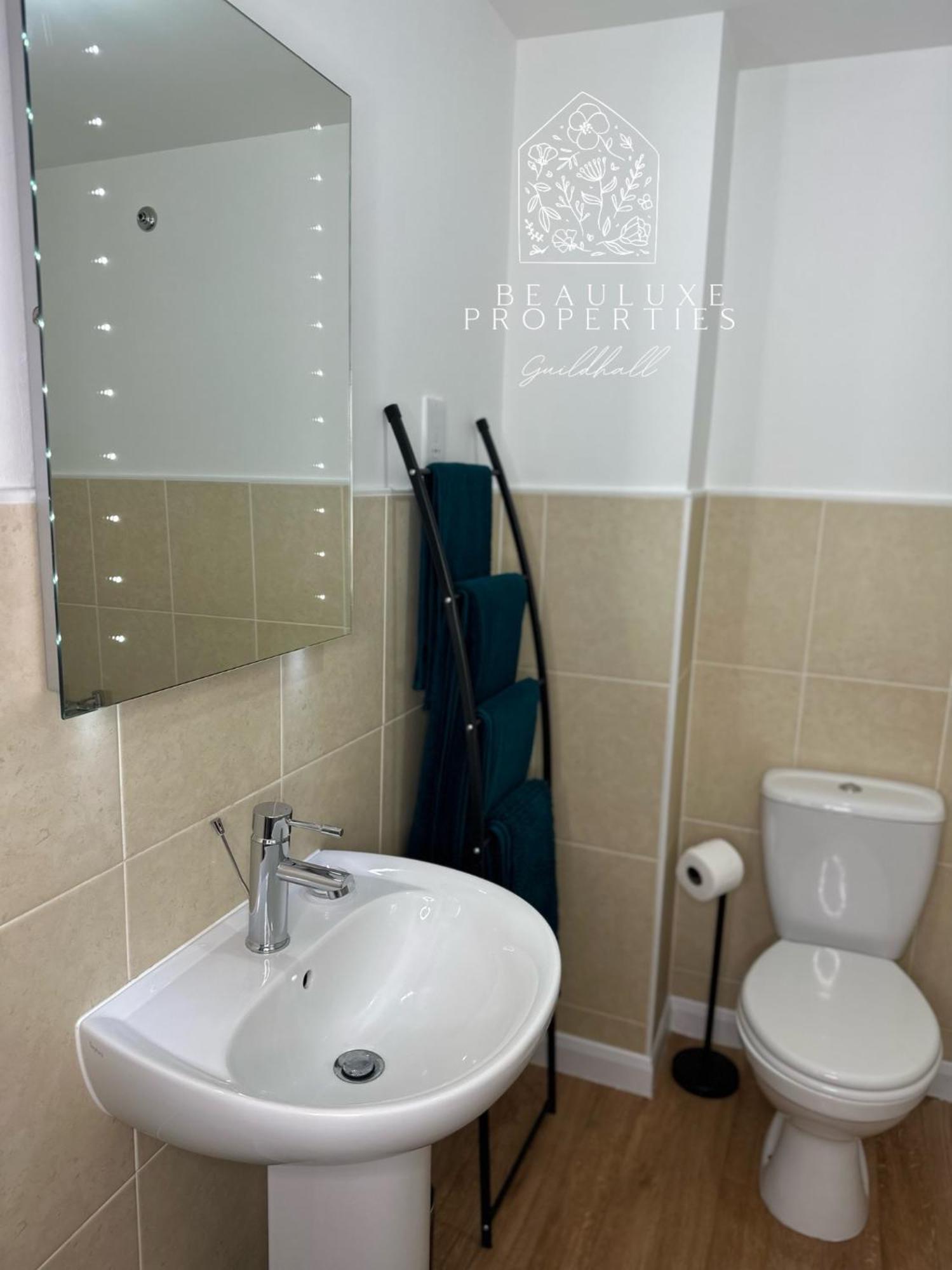 Guildhall - Beauluxe Large - 3 Bedroom - 4 Beds - Sleeps Upto 6 People Holiday home