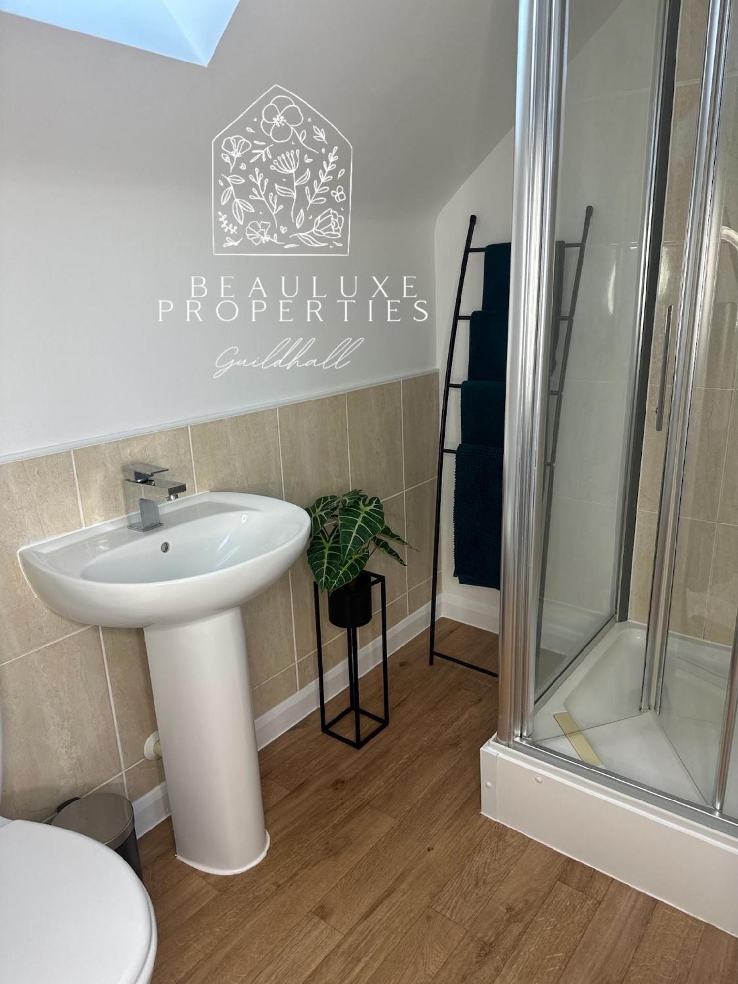 Holiday home Guildhall - Beauluxe Large - 3 Bedroom - 4 Beds - Sleeps Upto 6 People