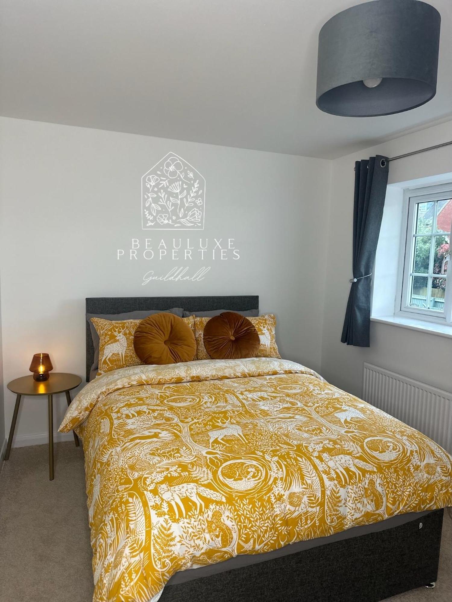 Guildhall - Beauluxe Large - 3 Bedroom - 4 Beds - Sleeps Upto 6 People *