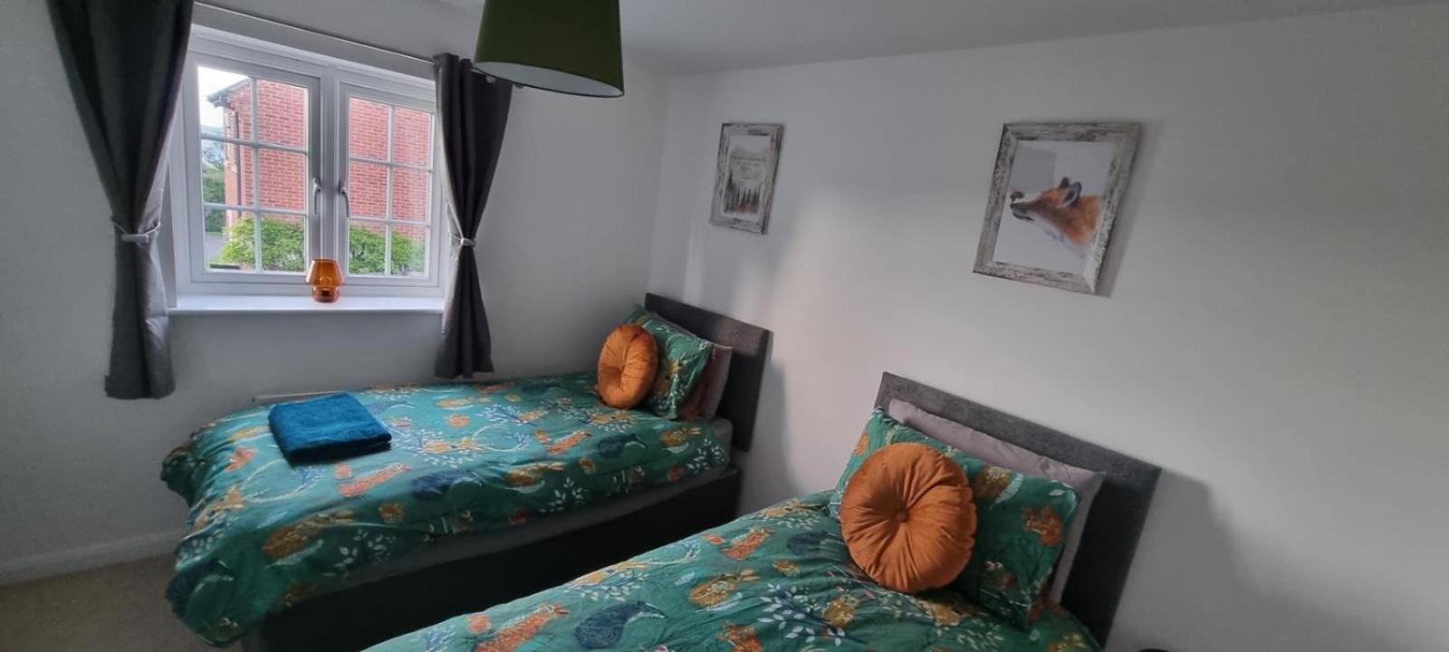 Guildhall - Beauluxe Large - 3 Bedroom - 4 Beds - Sleeps Upto 6 People Church Gresley